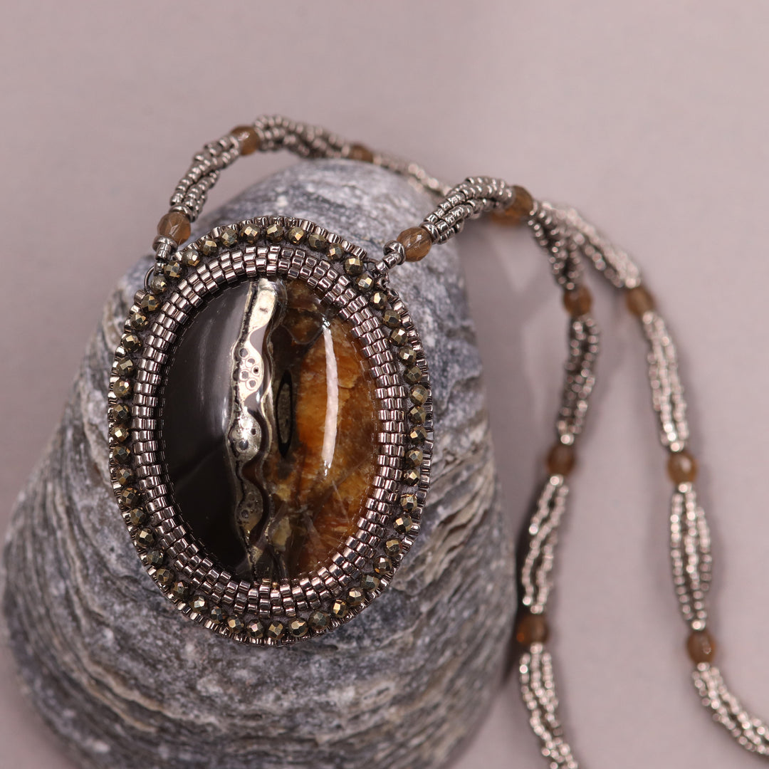 Collier avec ammonite pyritisée et calcite jaune