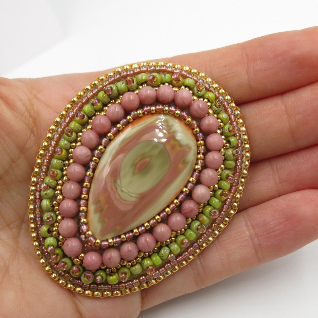Broche/Pendentif brodée, JASPE IMPERIAL, vert/rose