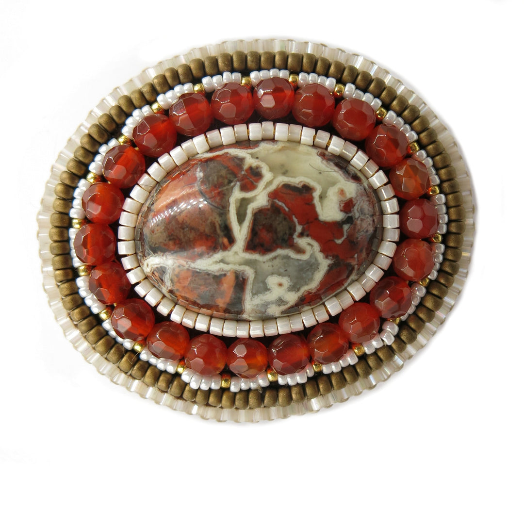 Broche brodée, agate, marron/rouge