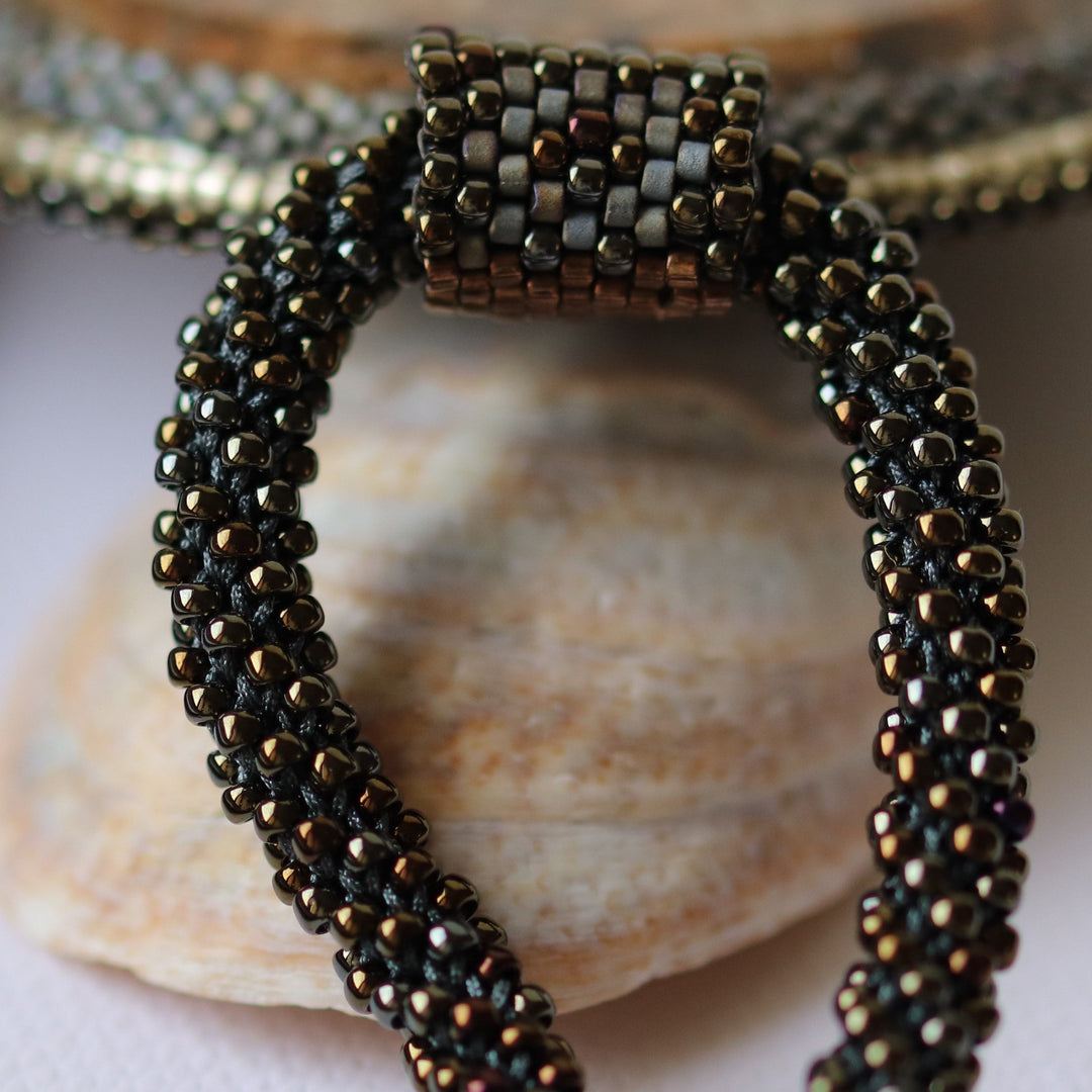 Collier brodé avec micaschiste (mica et grenat)