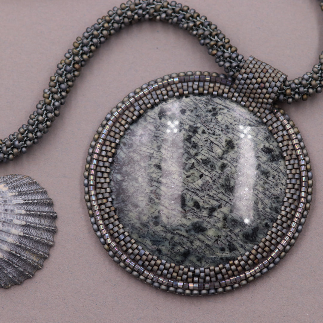 Collier avec listwaenite