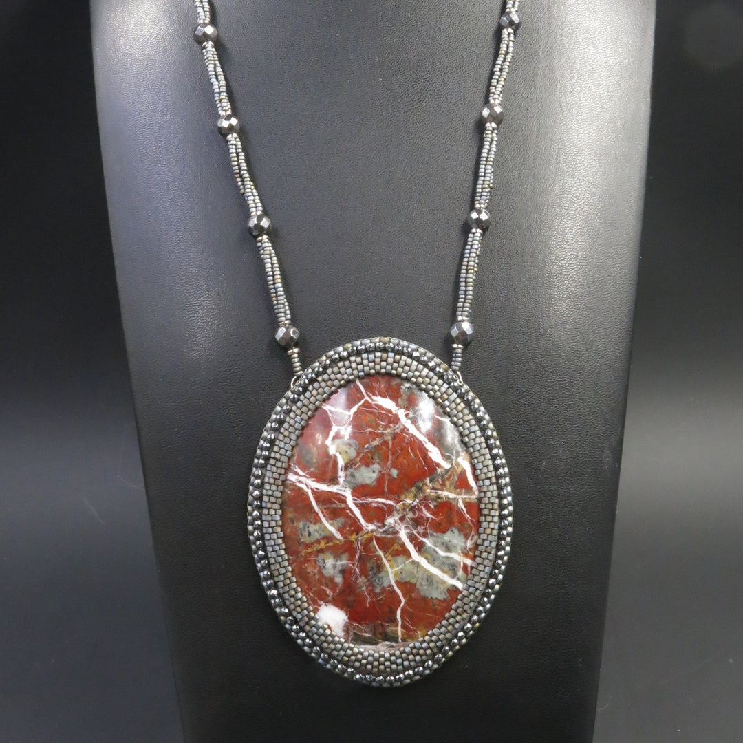Collier brodé avec jaspe rouge