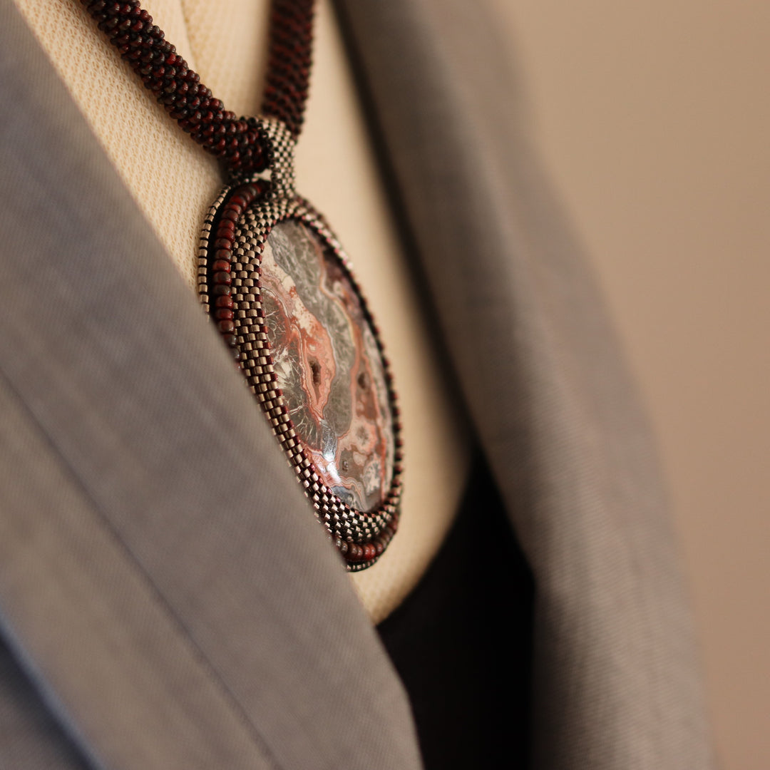 Collier brodé avec agate crazy lace