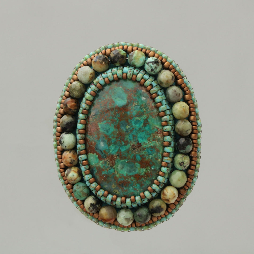Broche brodée, chrysocolle et turquoise
