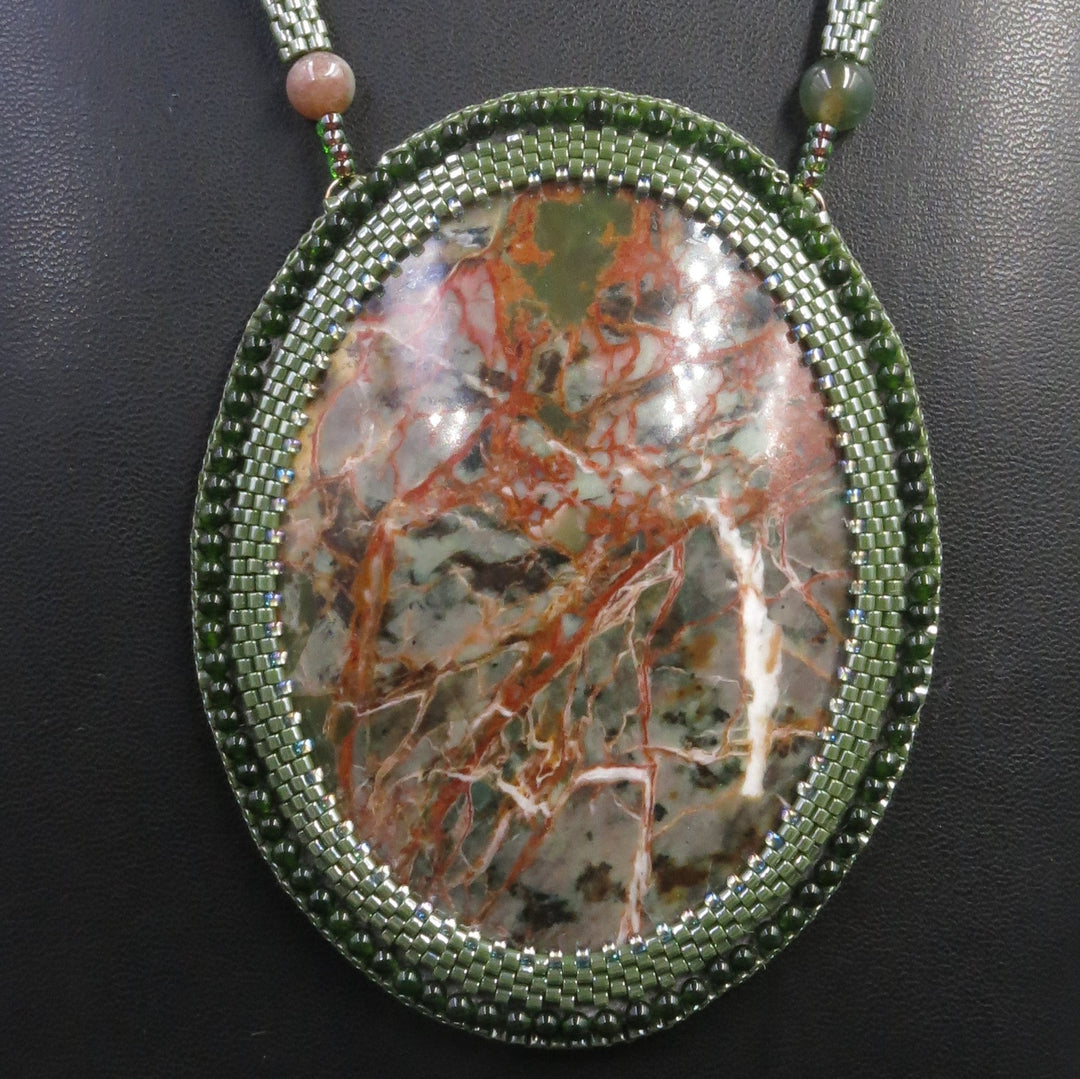 Collier brodé avec jaspe et agate