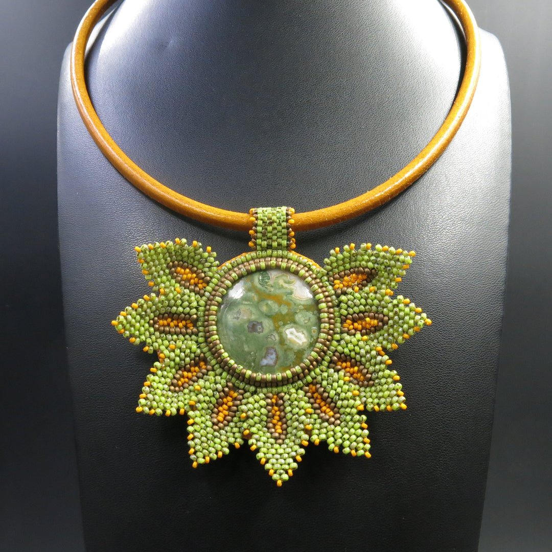 Collier brodé avec jaspe rhyolite