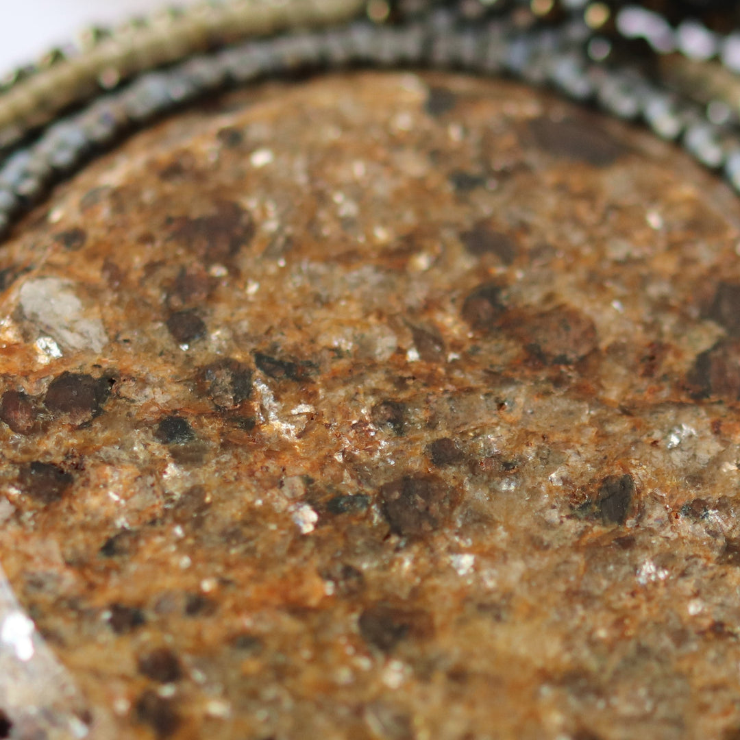 Collier brodé avec micaschiste (mica et grenat)