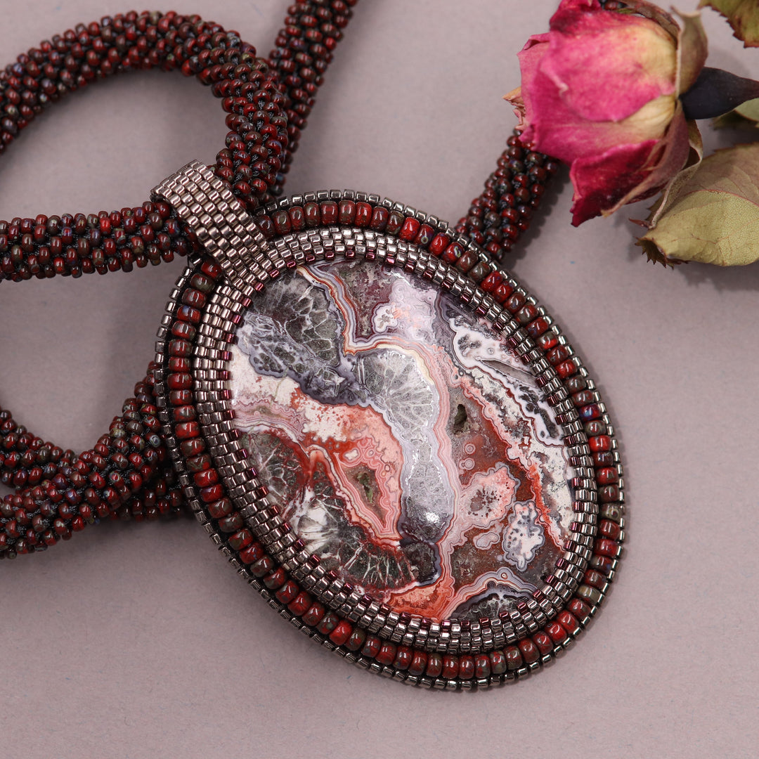 Collier brodé avec agate crazy lace