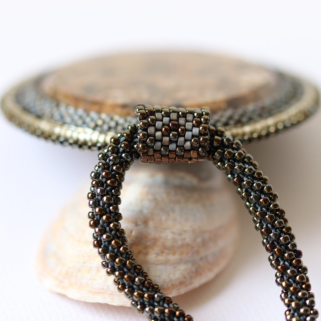 Collier brodé avec micaschiste (mica et grenat)