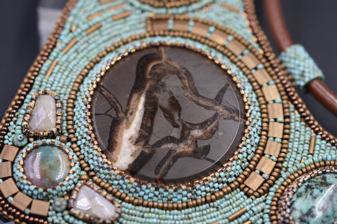 Collier brodé plastronne avec SEPTARIA