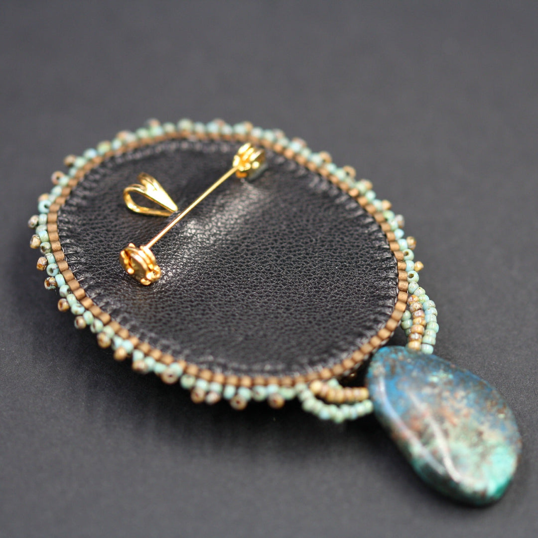 Broche brodée, chrysocolle avec pendentif