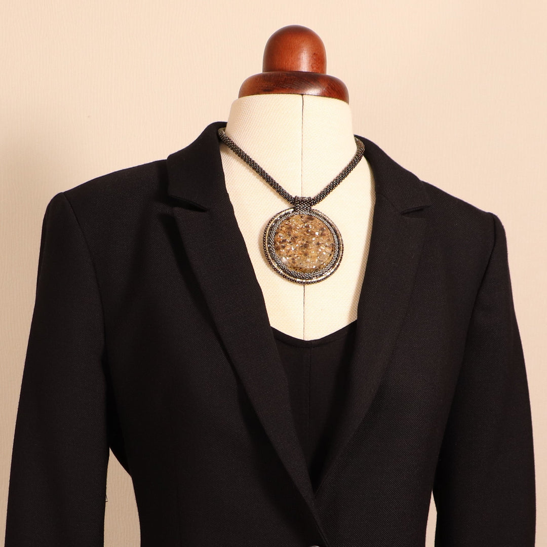 Collier brodé avec micaschiste (mica et grenat)