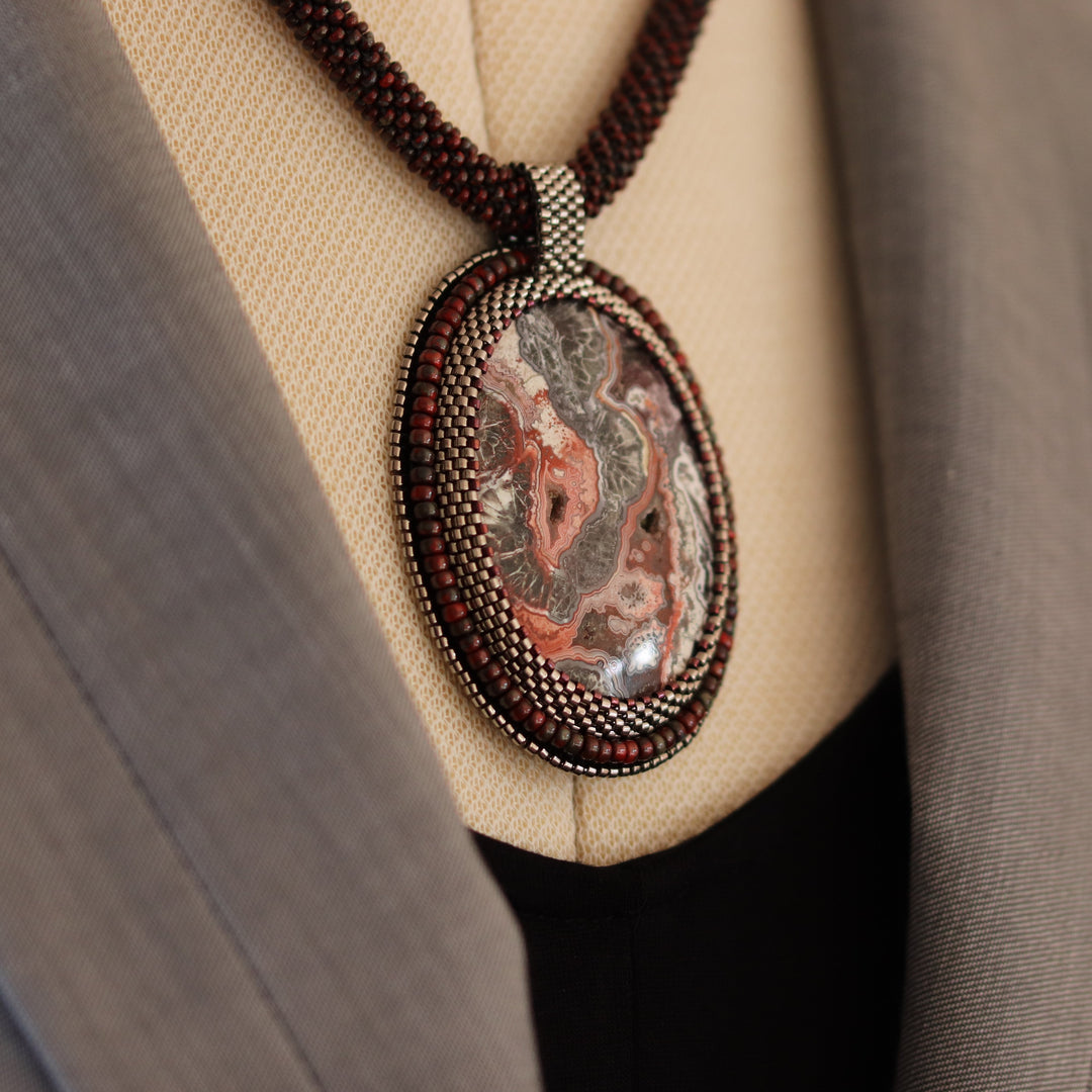 Collier brodé avec agate crazy lace