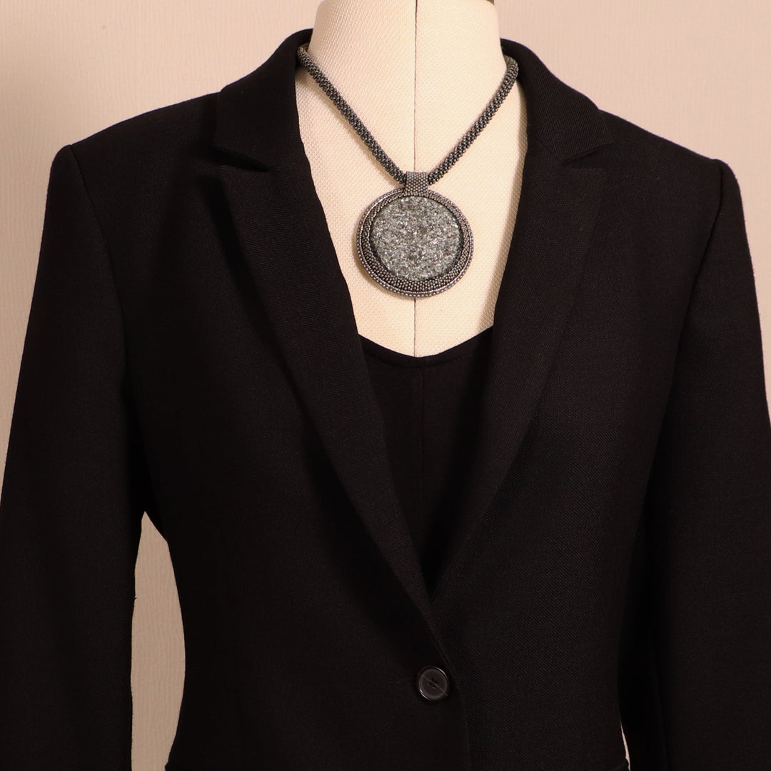 Collier brodé avec micaschiste (mica et grenat)