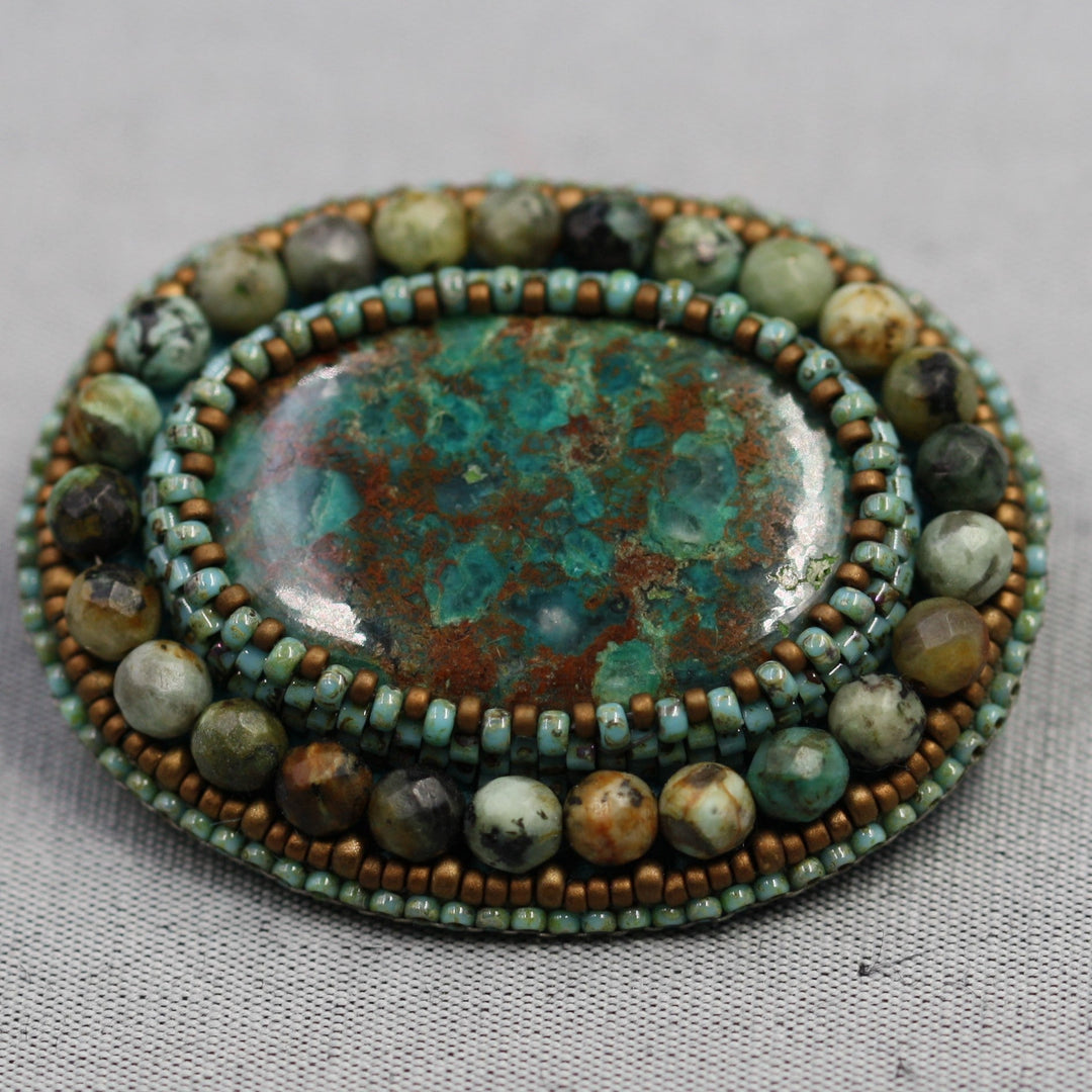 Broche brodée, chrysocolle et turquoise