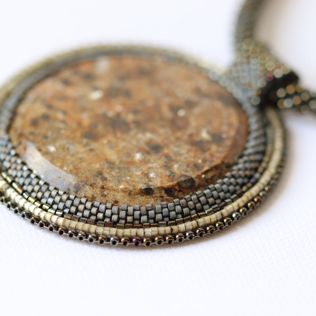 Collier brodé avec micaschiste (mica et grenat)