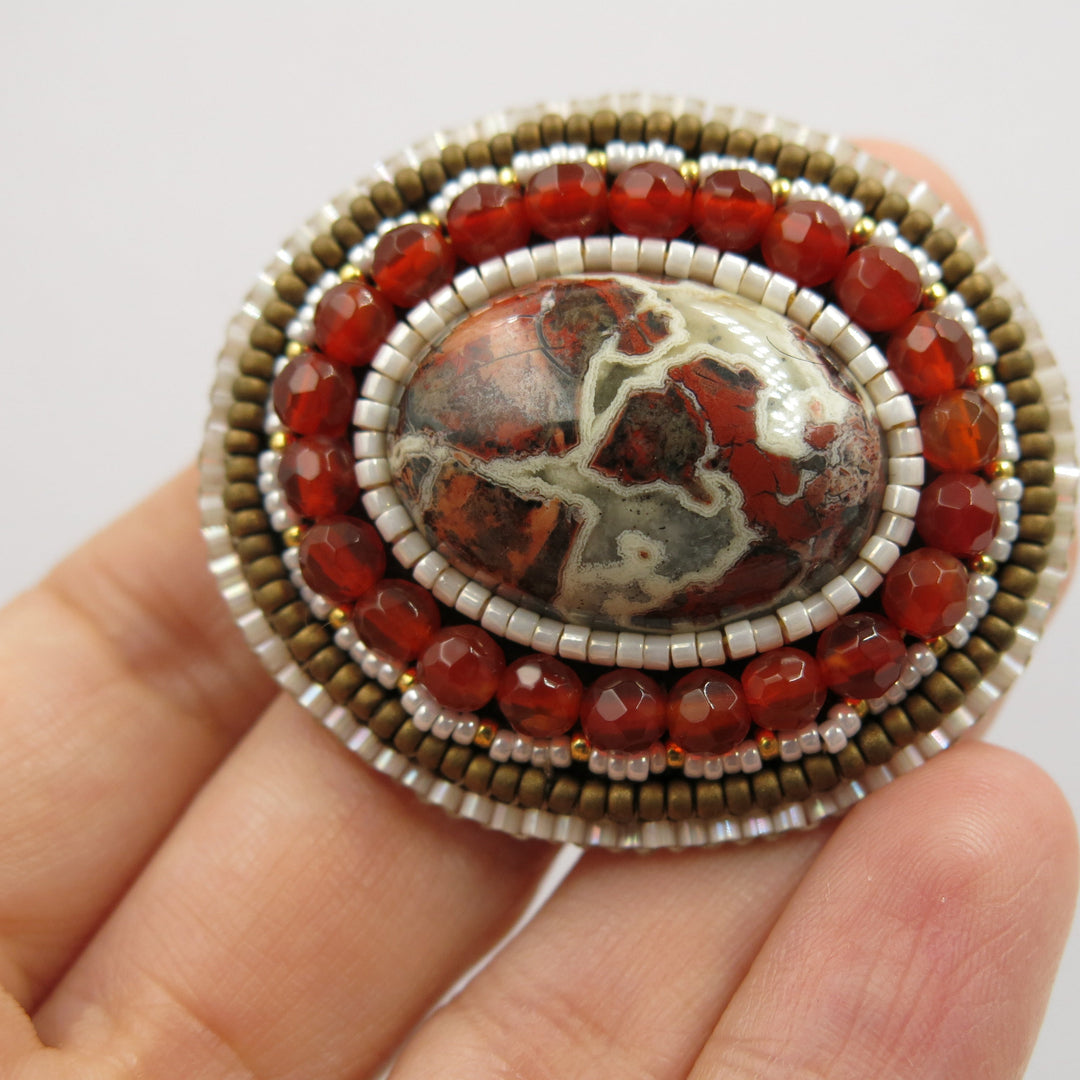 Broche brodée, agate, marron/rouge