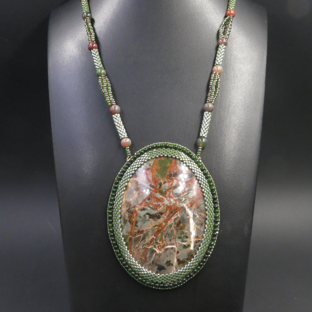 Collier brodé avec jaspe et agate