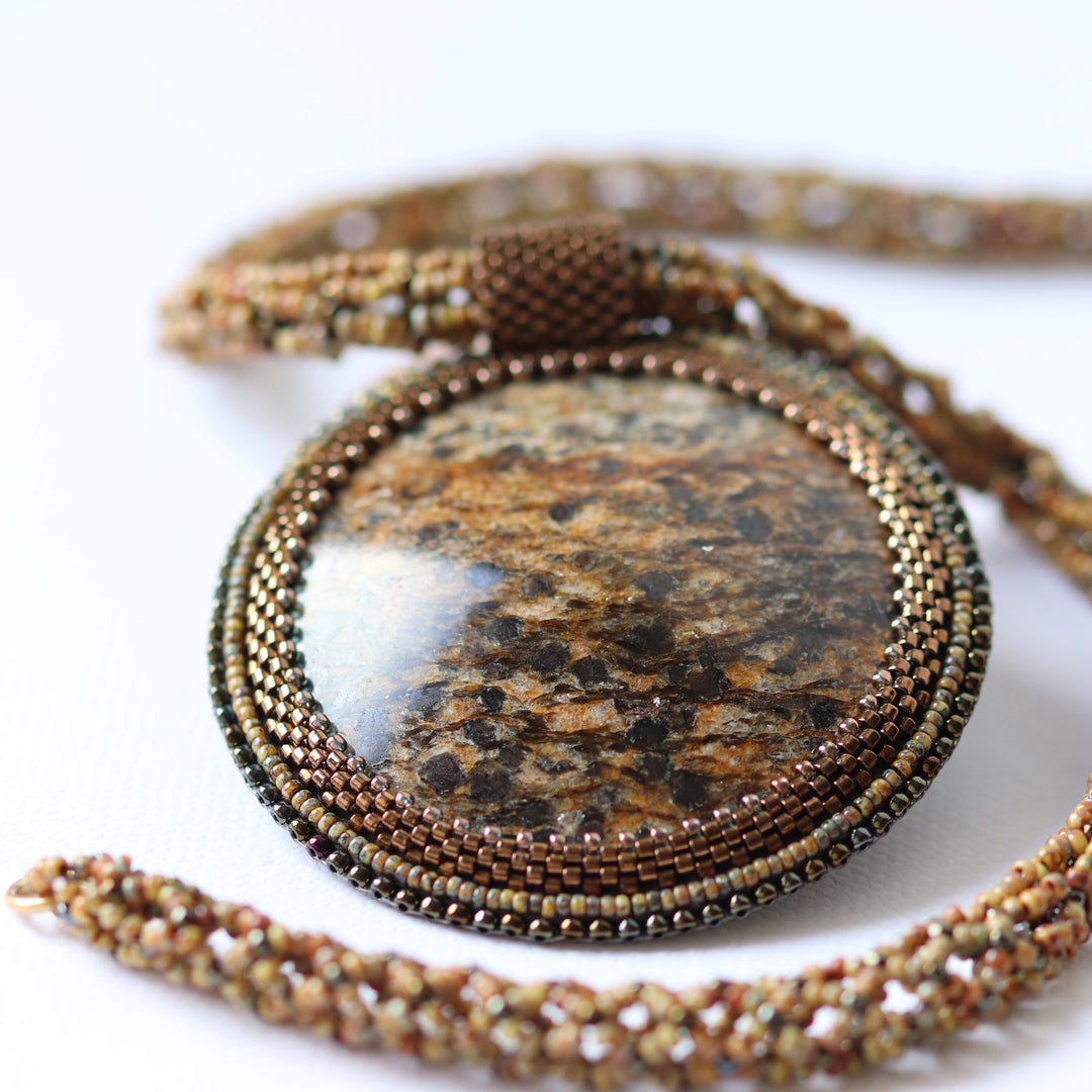 Collier brodé avec micaschiste (mica et grenat)