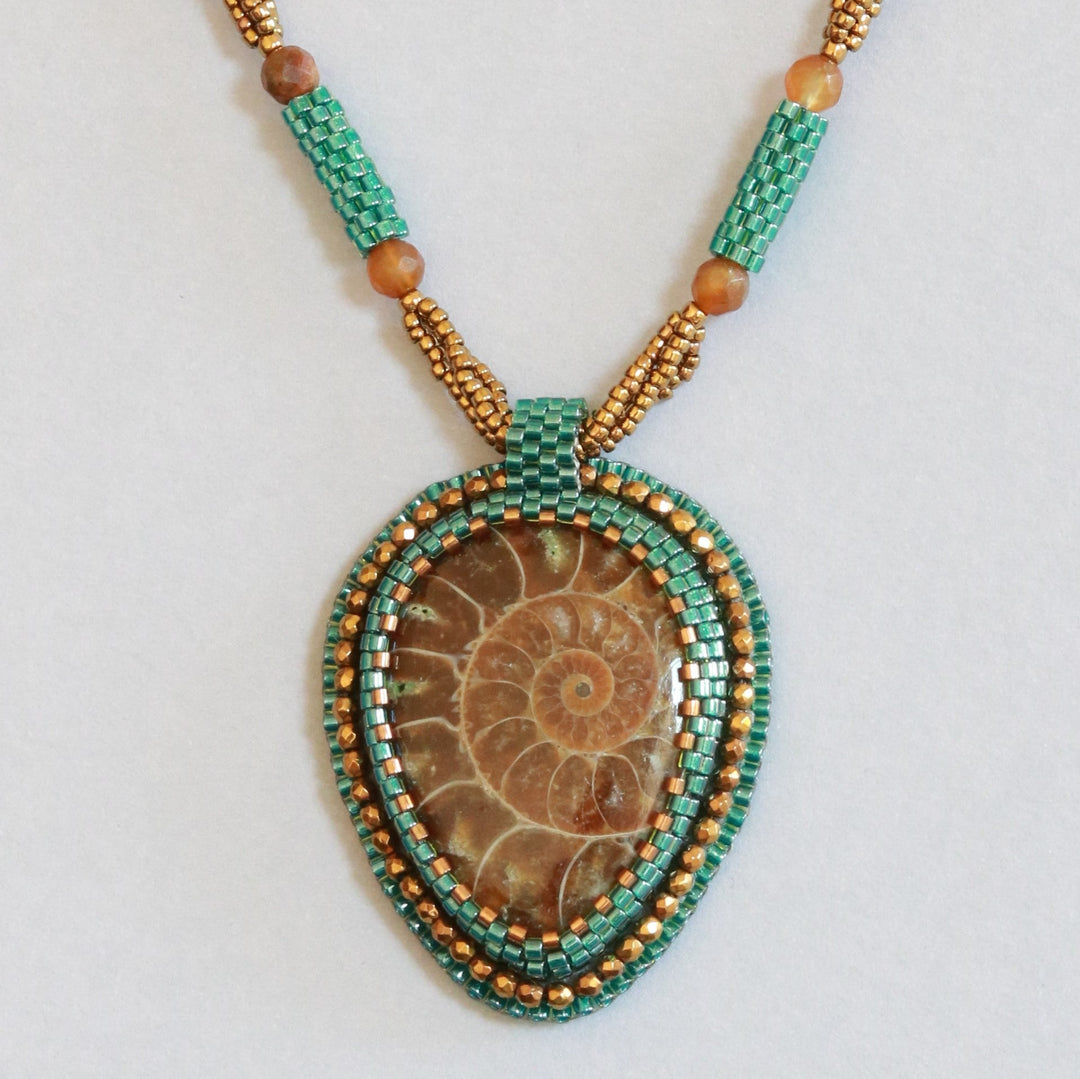 Collier brodé avec ammonite et pyrite