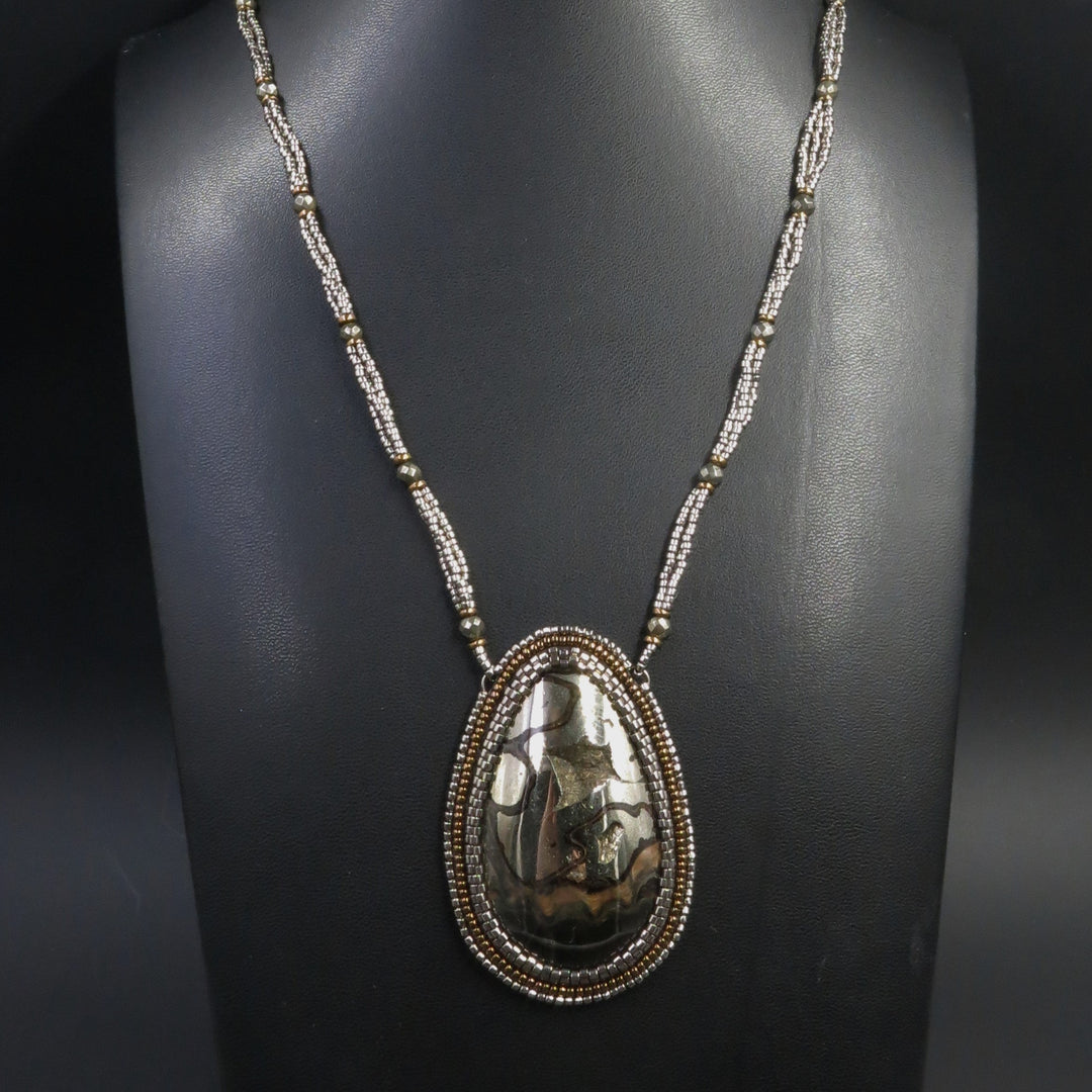 Collier avec ammonite pyritisée, calcite jaune