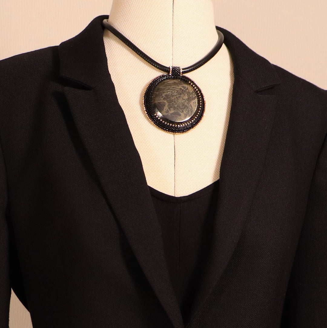 Collier brodé avec pyrite