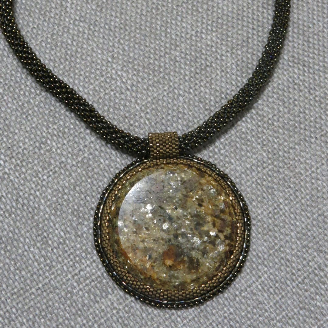 Collier brodé avec micaschiste (mica et grenat)