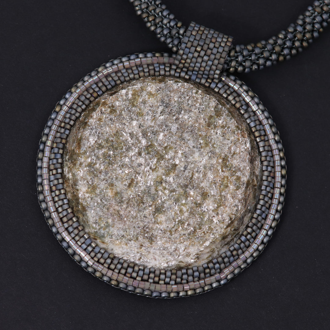 Collier brodé avec micaschiste (mica et grenat)