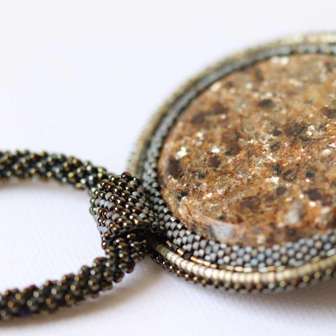 Collier brodé avec micaschiste (mica et grenat)