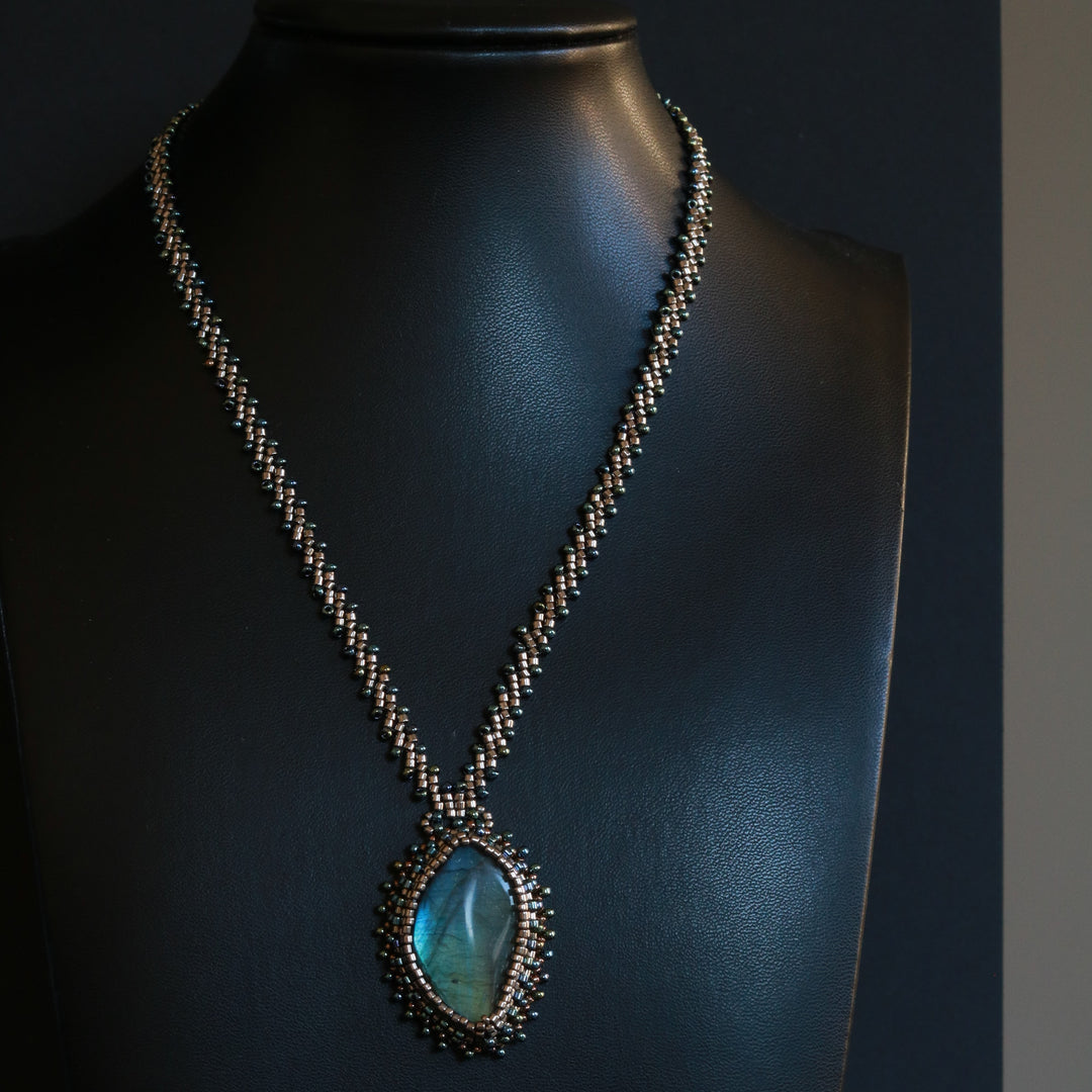 Collier brodé avec labradorite