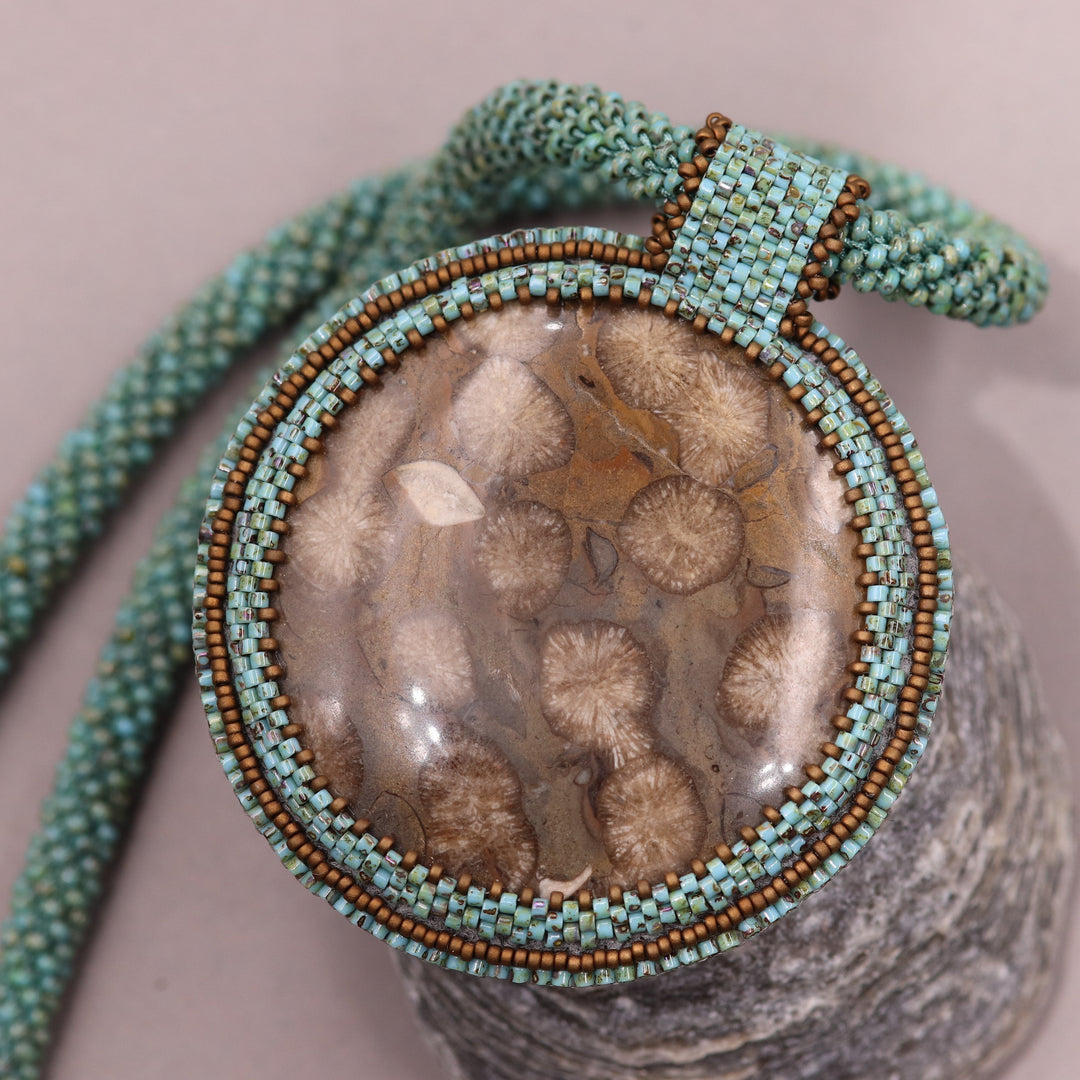 Collier avec corail fossilisé