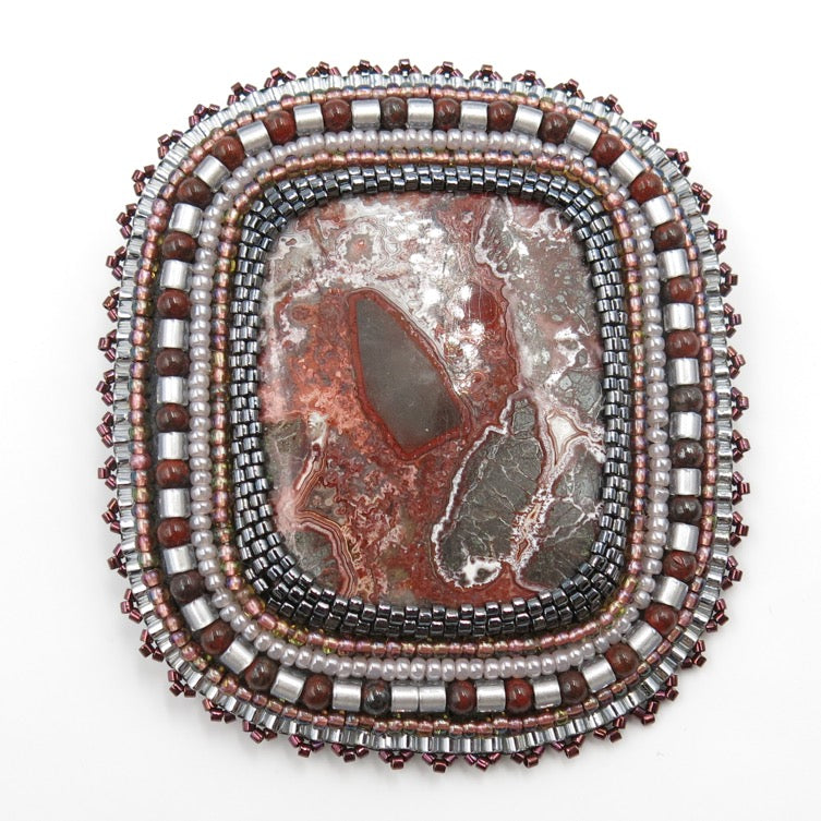 Broche/Pendentif brodée, agate CRAZY LACE, noir/gris/rouge