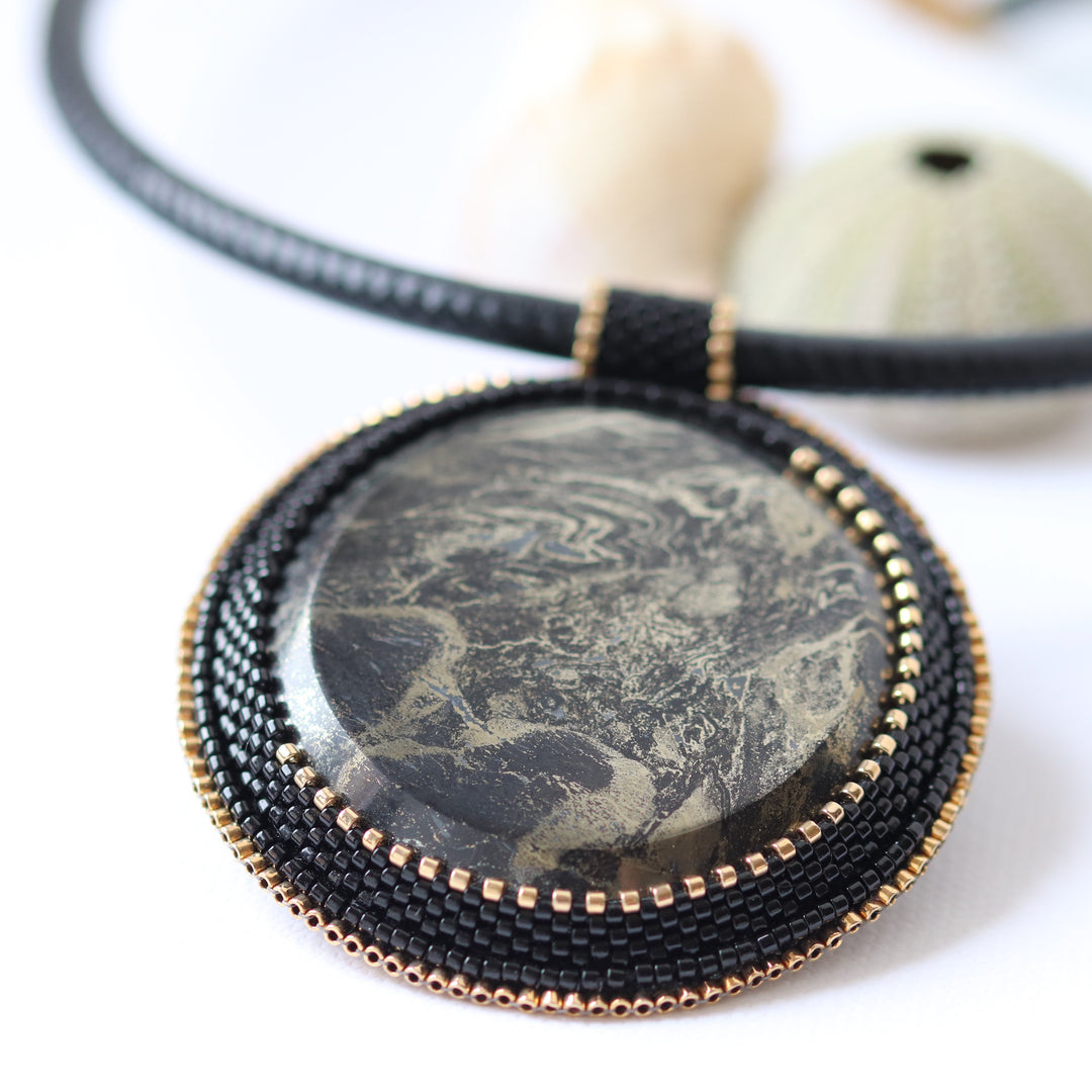 Collier brodé avec pyrite