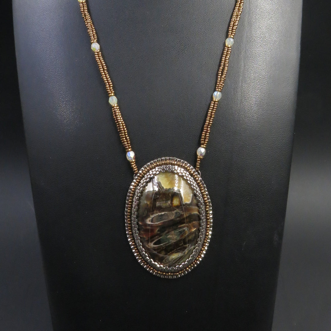 Collier brodé avec ammonite pyritisée, calcite jaune, ammolite CLB14