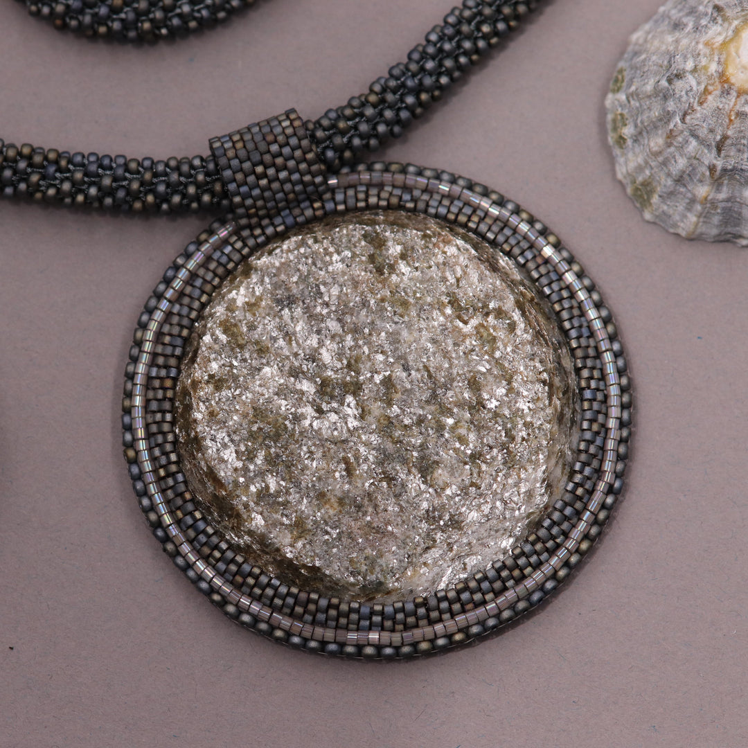 Collier brodé avec micaschiste (mica et grenat)