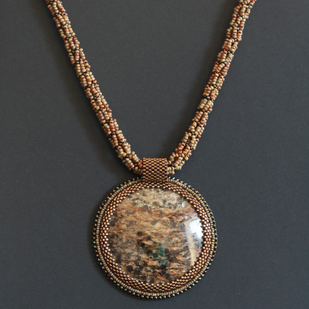 Collier brodé avec micaschiste (mica et grenat)