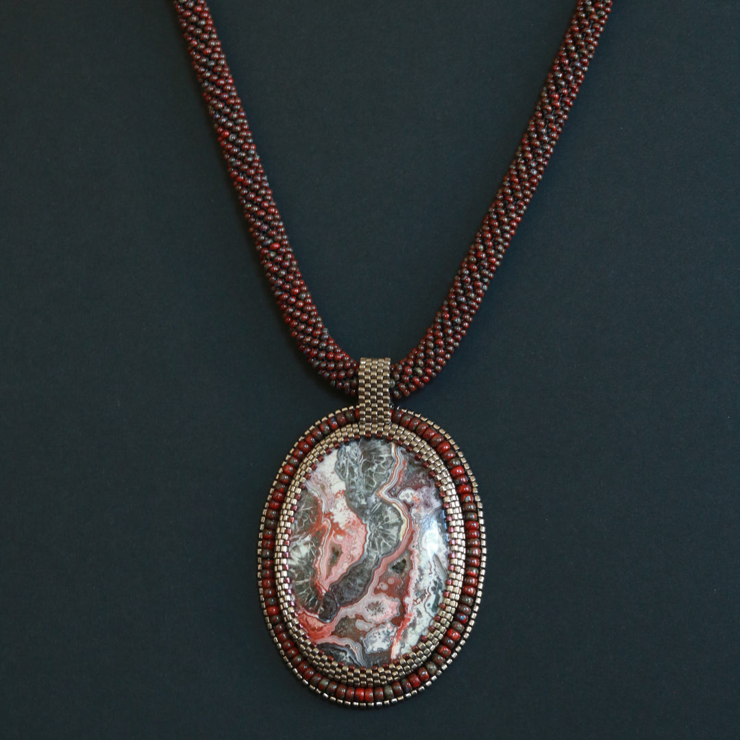 Collier brodé avec agate crazy lace