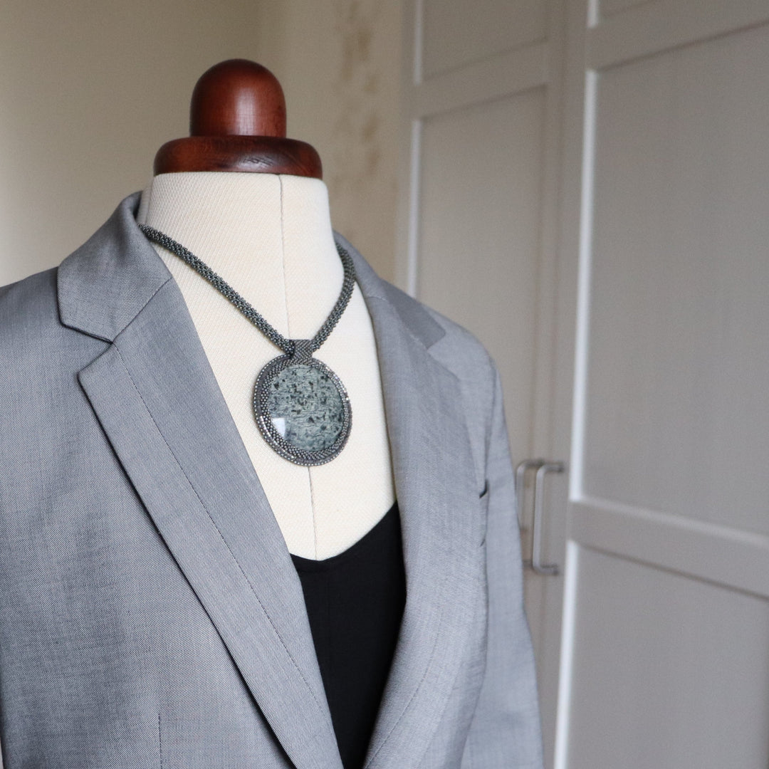 Collier avec listwaenite