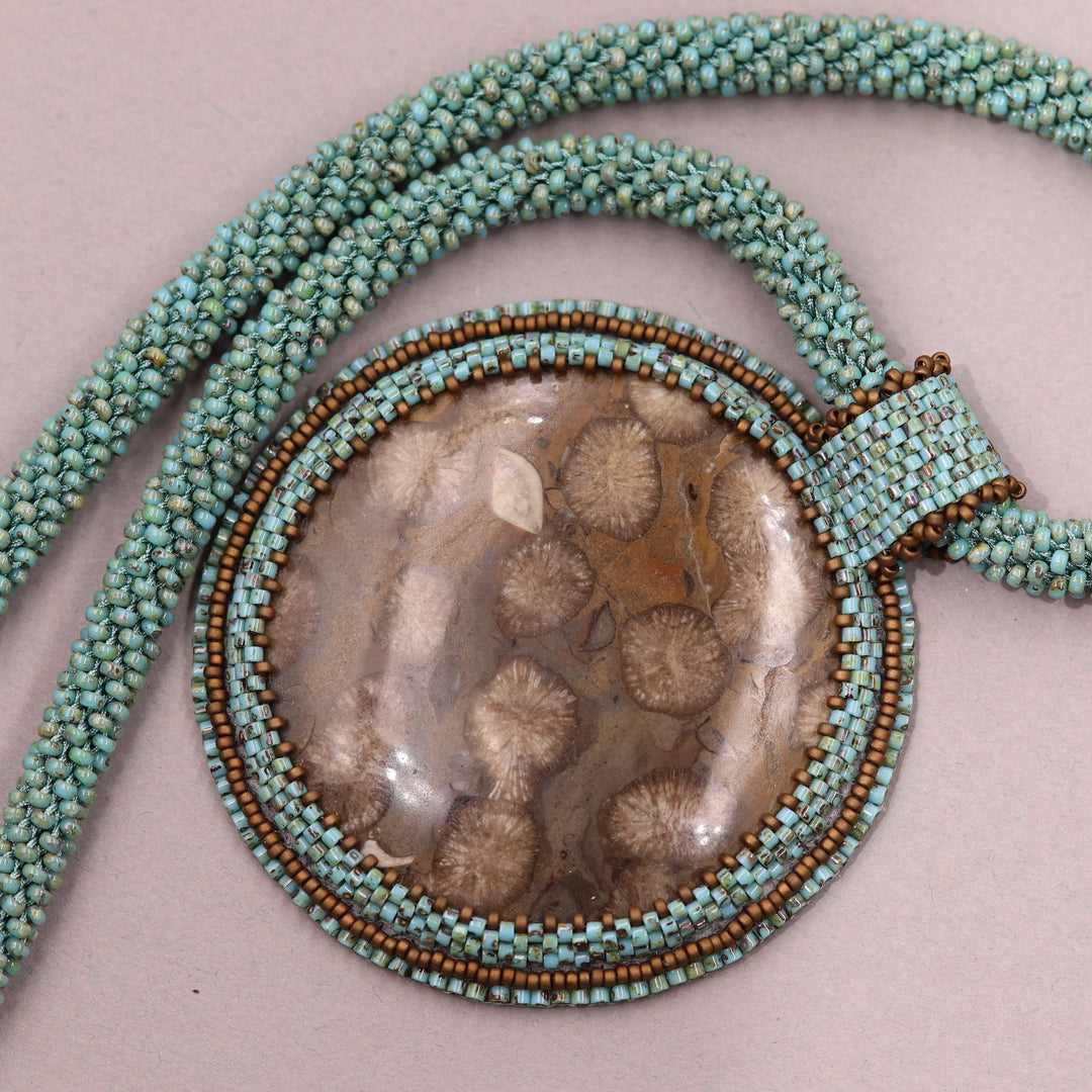 Collier avec corail fossilisé