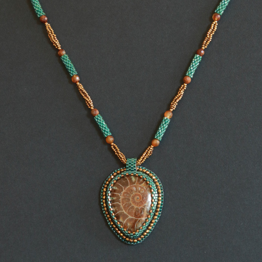 Collier brodé avec ammonite et pyrite
