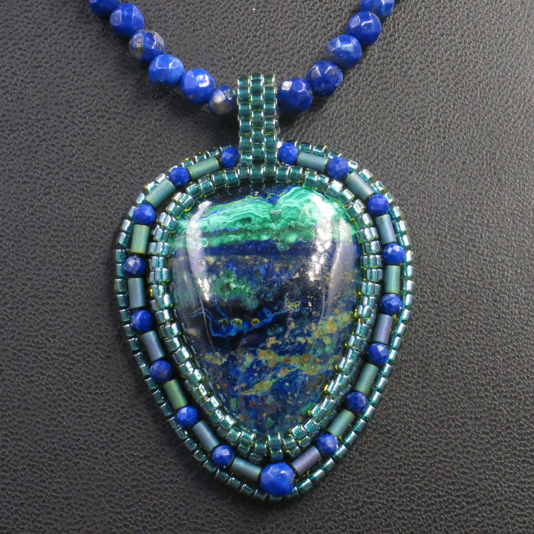 Collier brodé avec Azurite Malachite et lapis lazuli