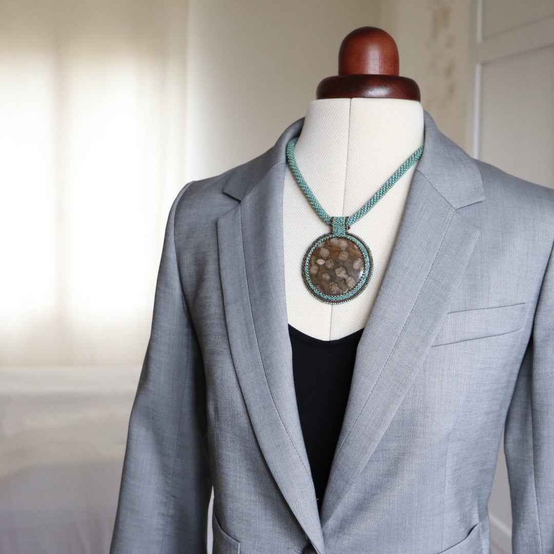 Collier avec corail fossilisé