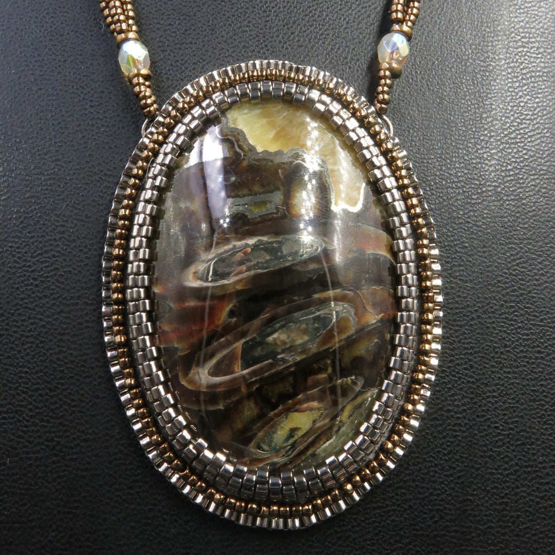 Collier brodé avec ammonite pyritisée, calcite jaune, ammolite CLB14