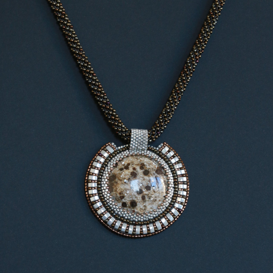Collier brodé avec micaschiste (mica et grenat)