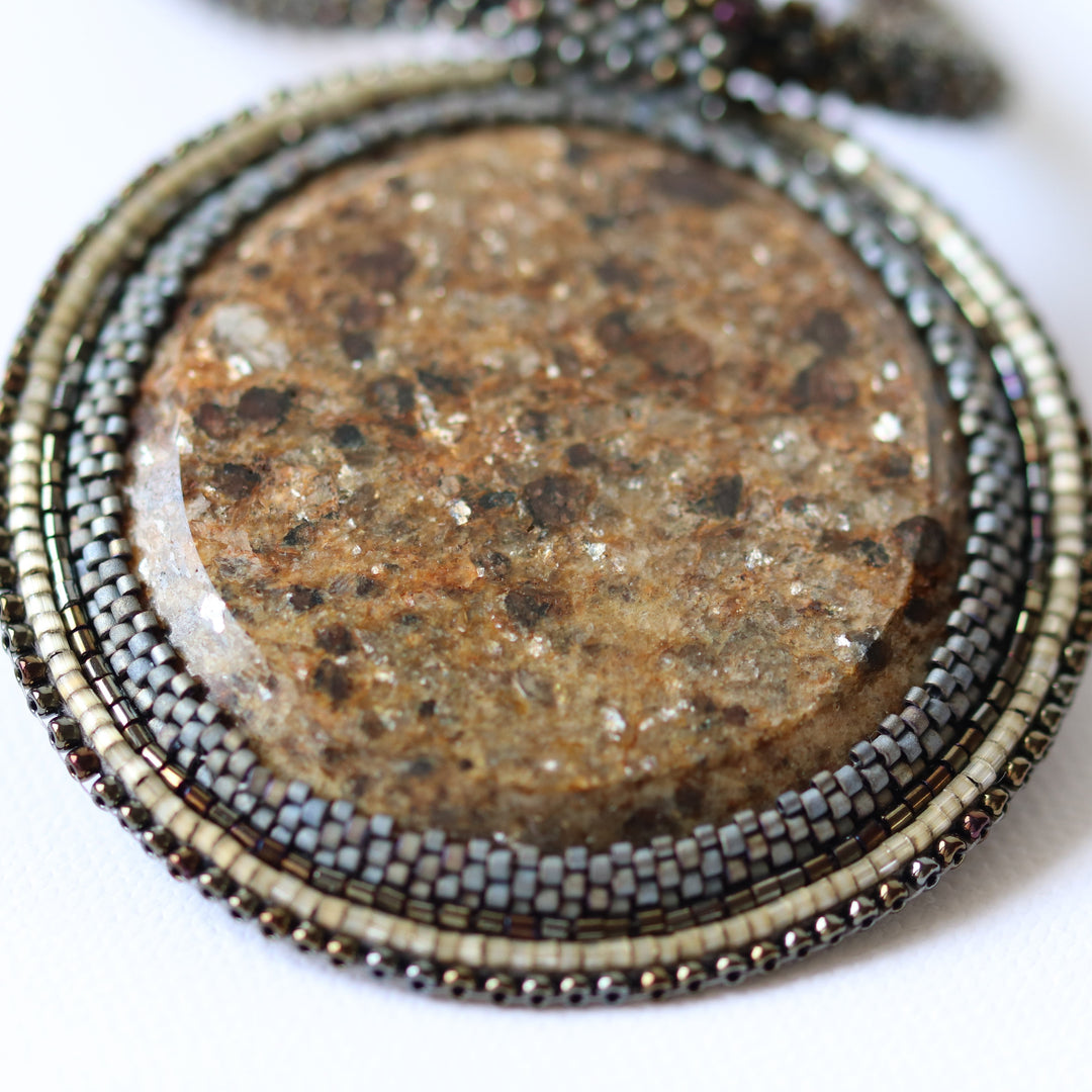 Collier brodé avec micaschiste (mica et grenat)