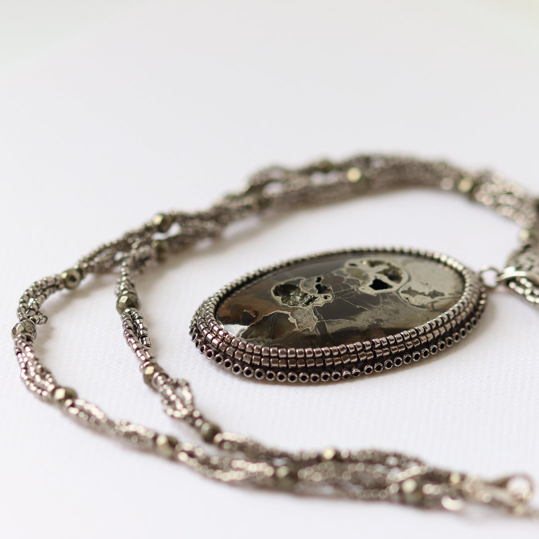Collier avec ammonite pyritisée et calcite jaune