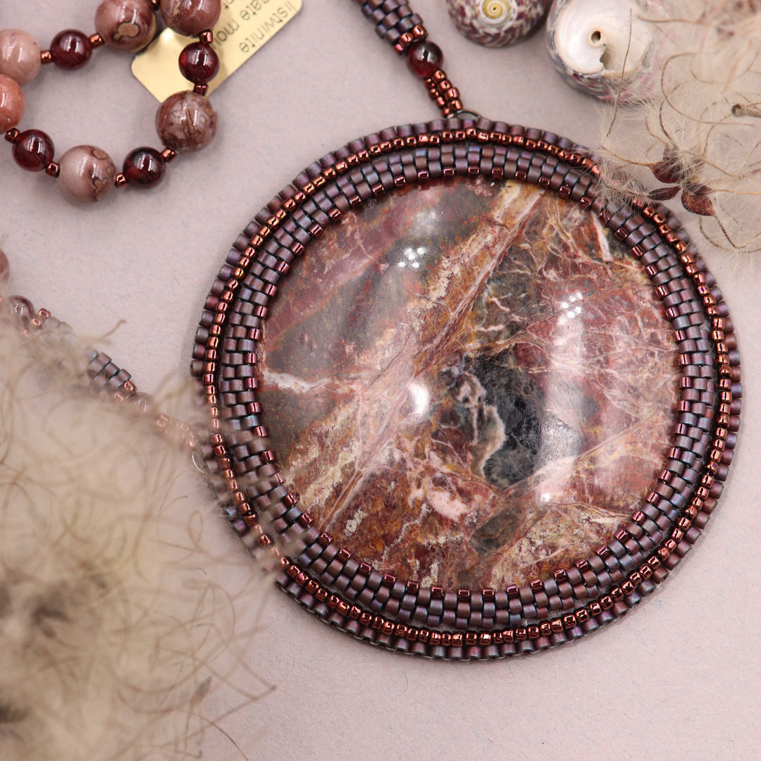Collier brodé avec listwaenite et jaspe café