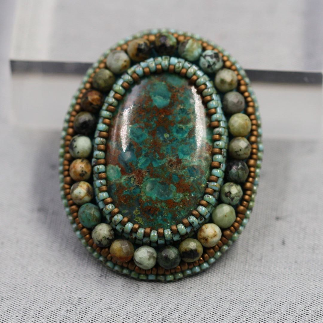 Broche brodée, chrysocolle et turquoise