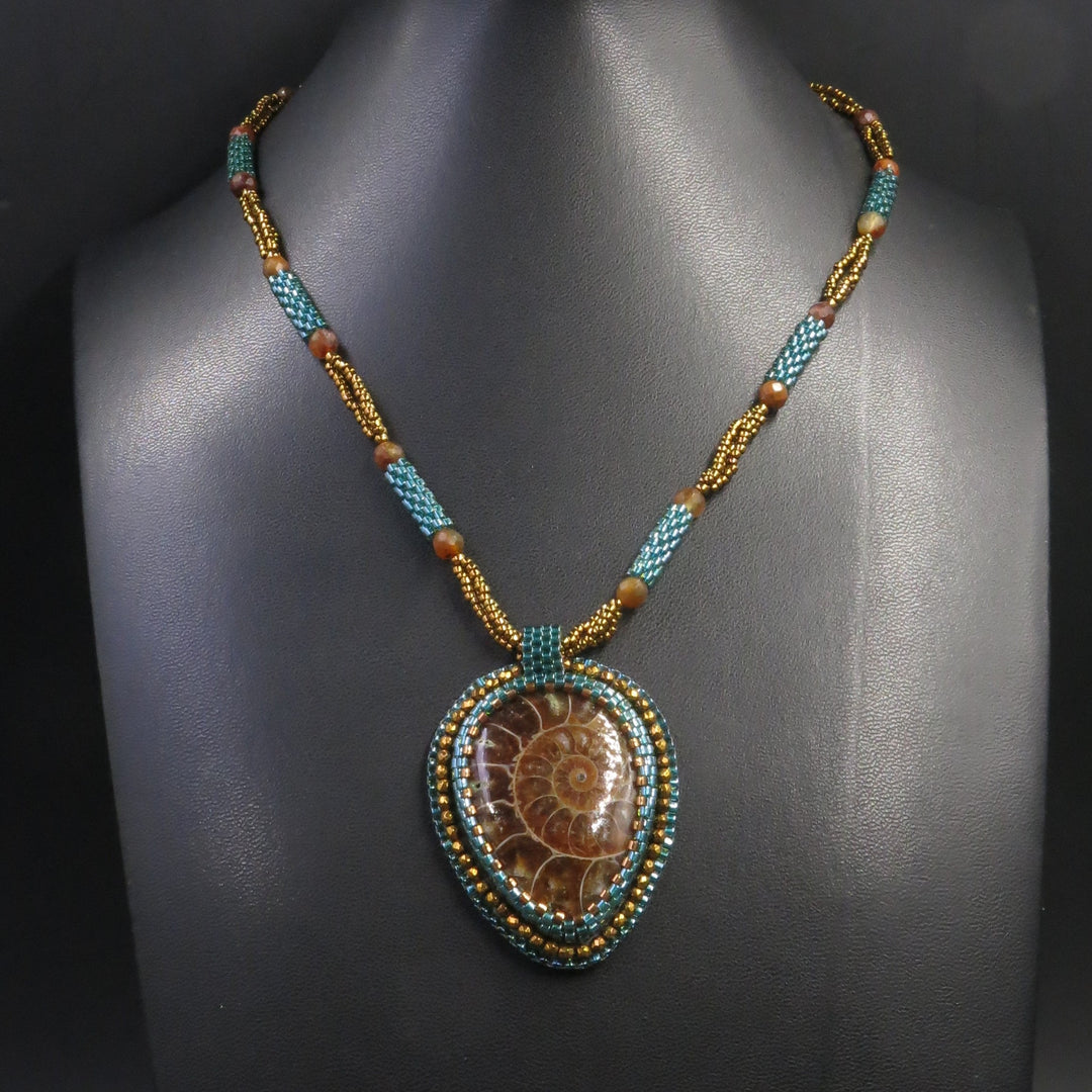 Collier brodé avec ammonite et pyrite