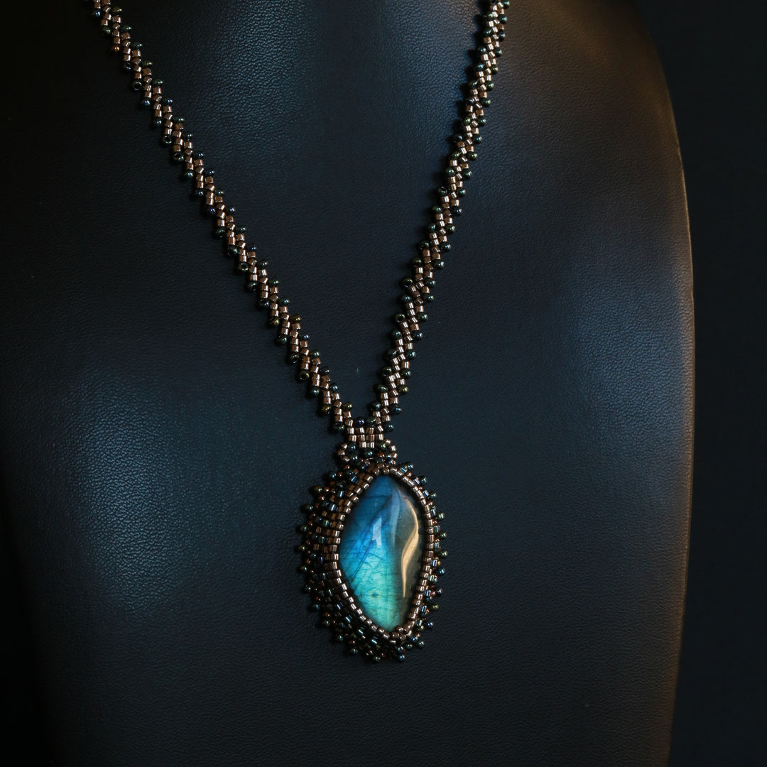 Collier brodé avec labradorite
